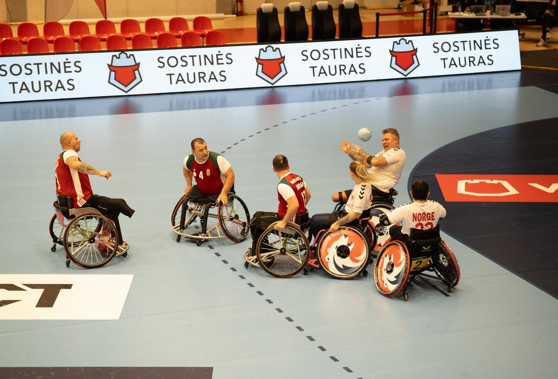 Se albumet fra kampen