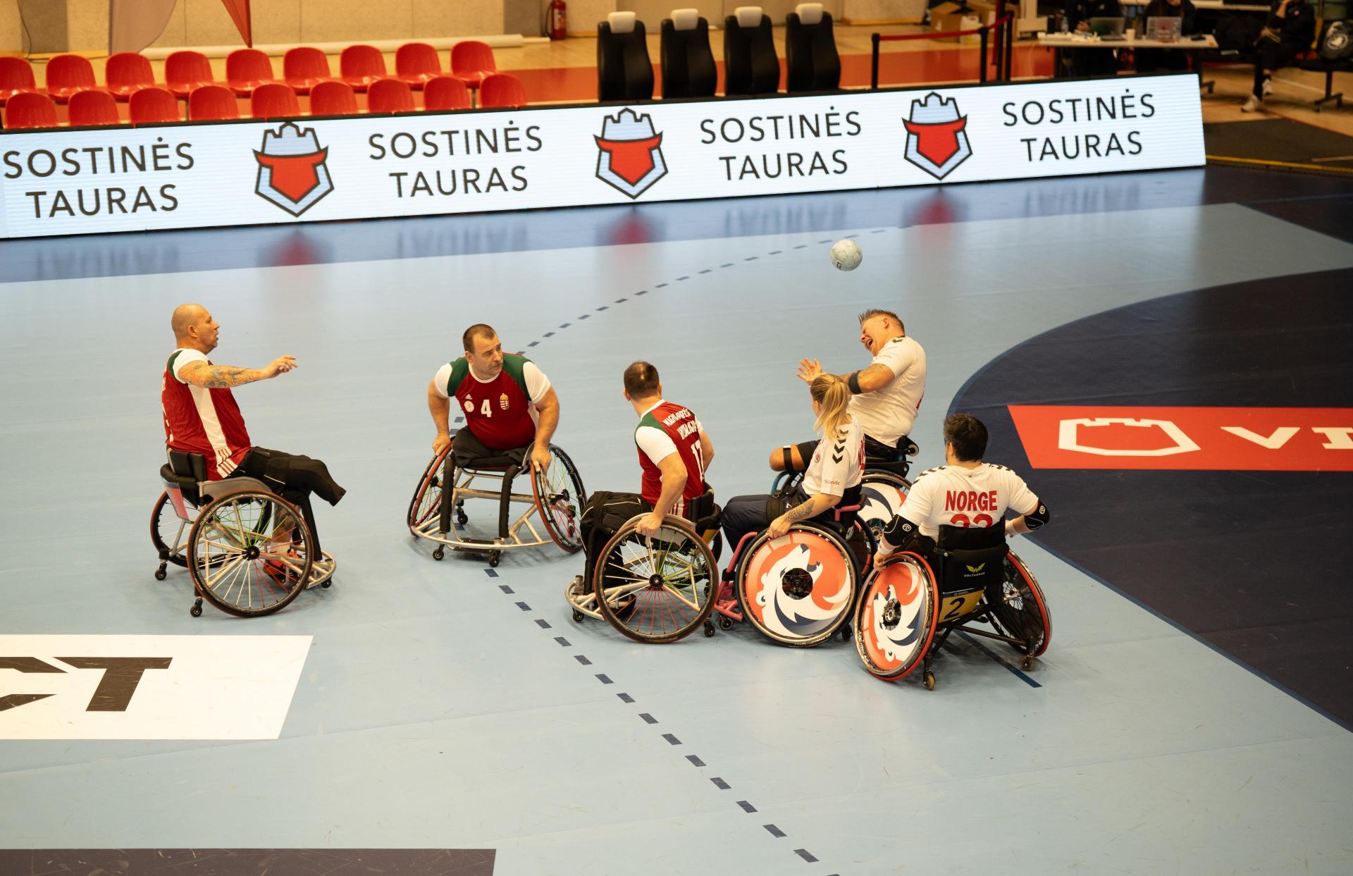 Se albumet fra kampen