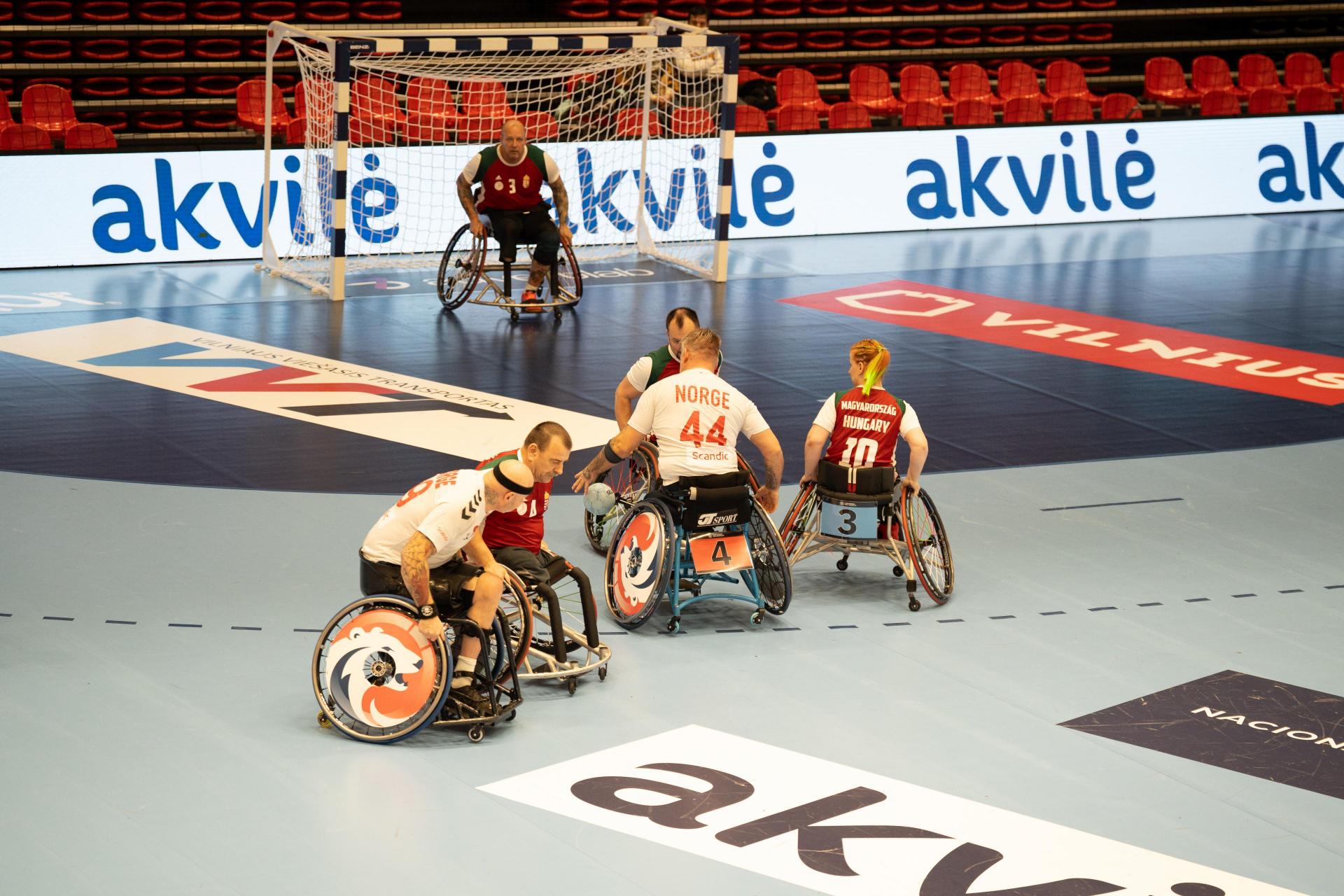 Se albumet fra kampen