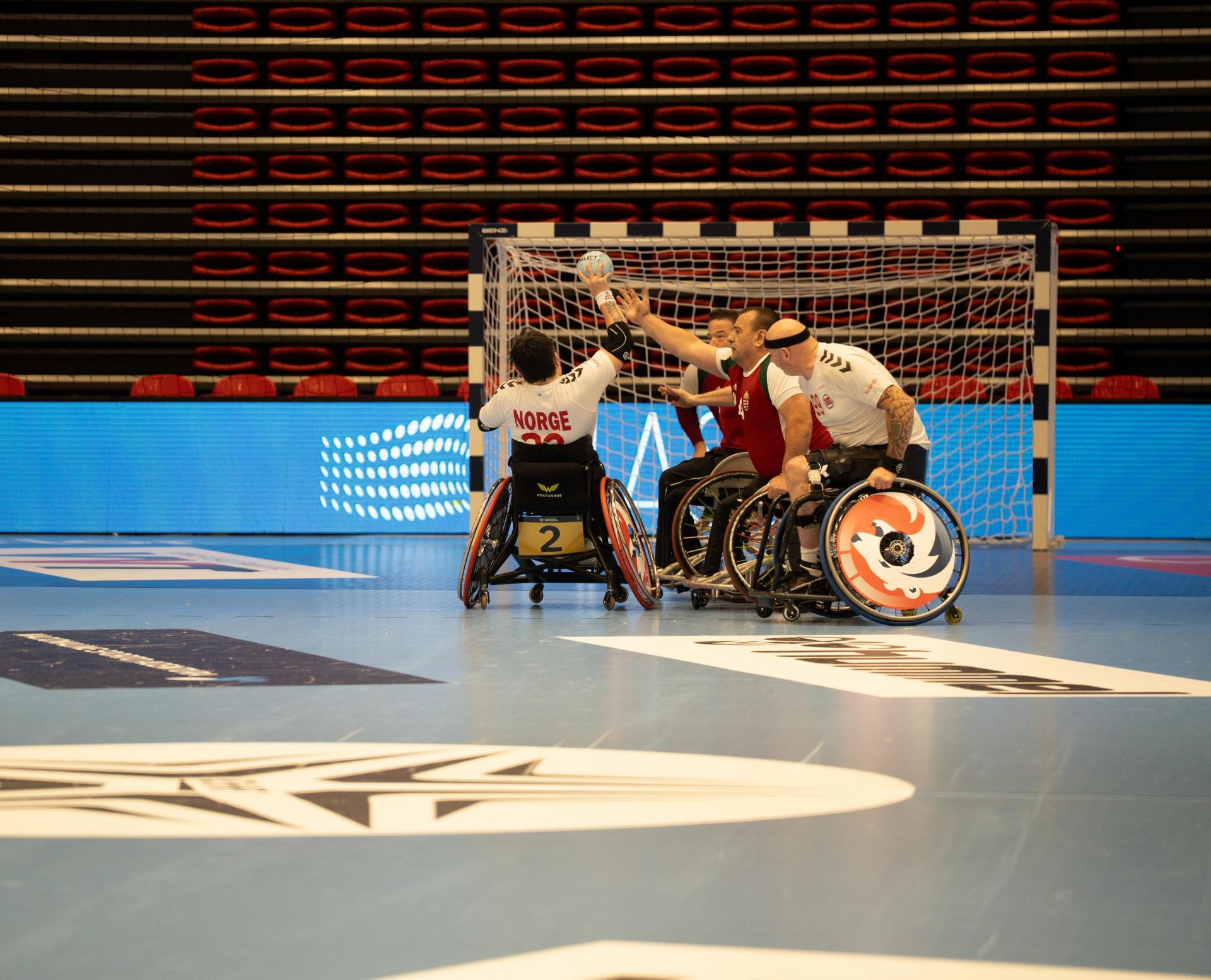 Se albumet fra kampen