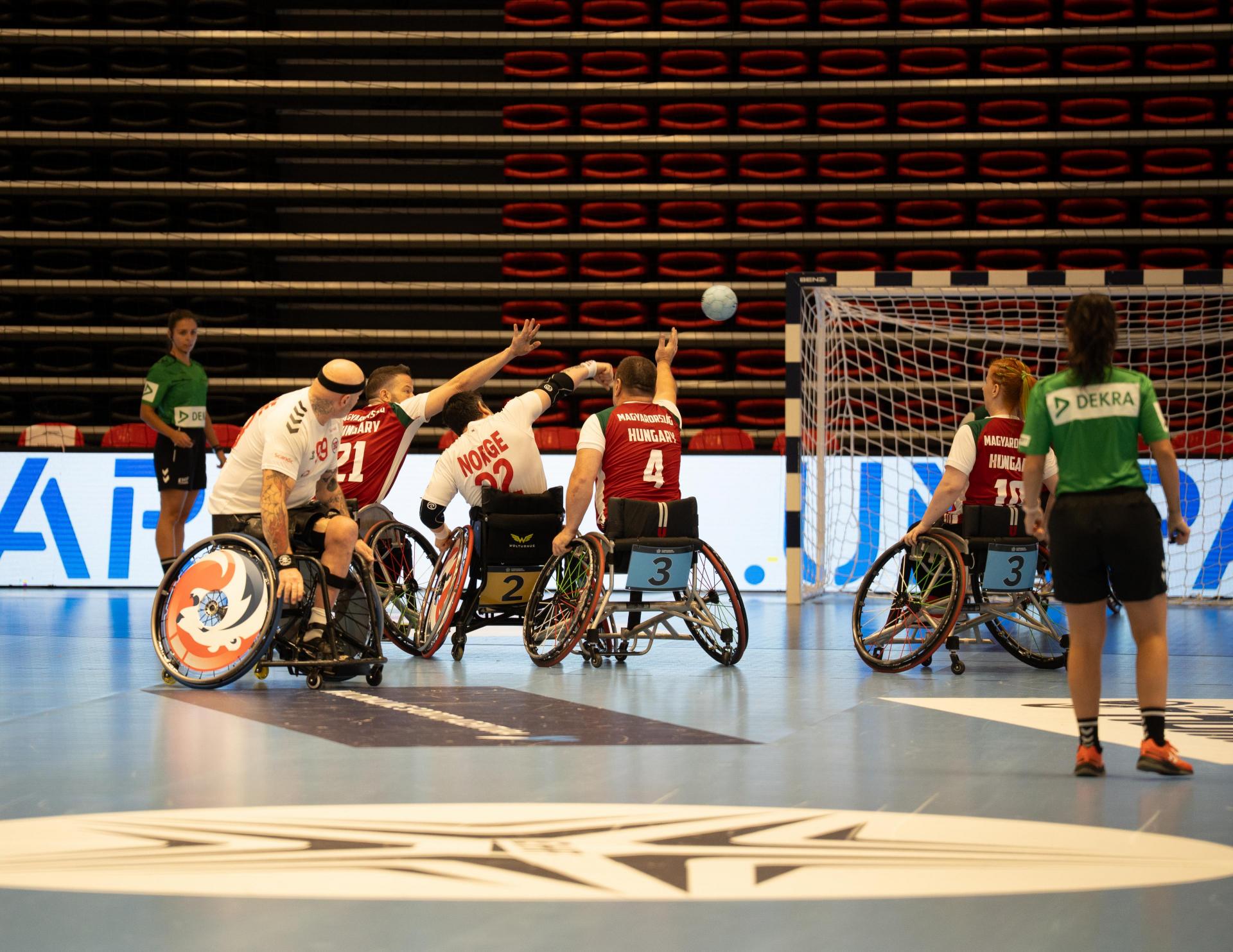 Se albumet fra kampen