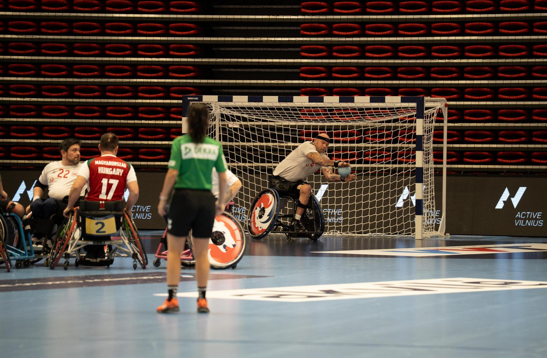 Se albumet fra kampen