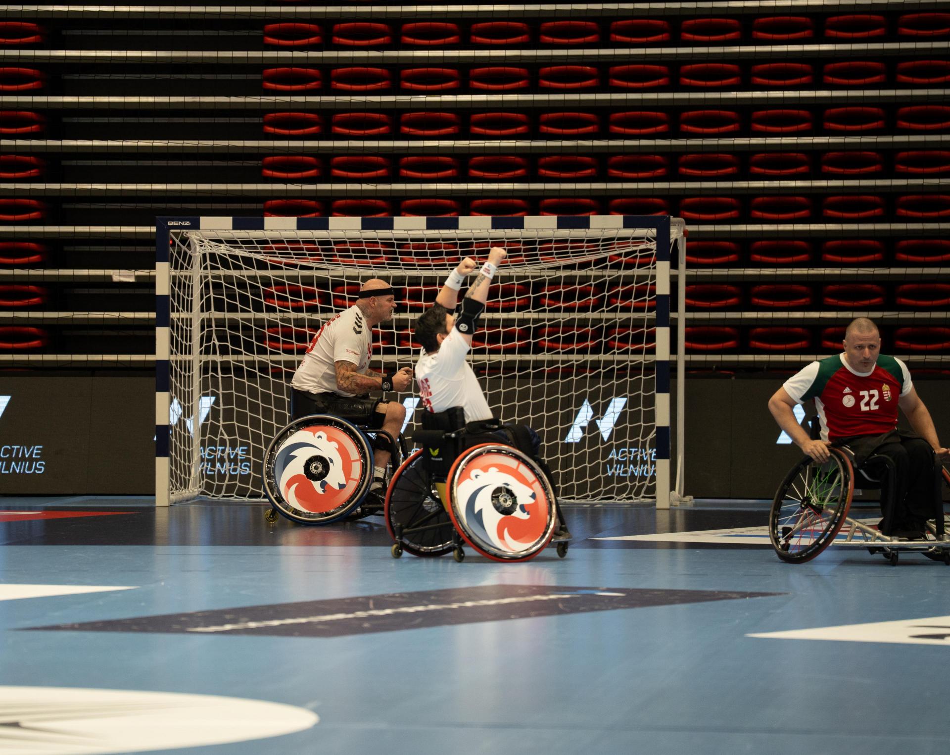 Se albumet fra kampen