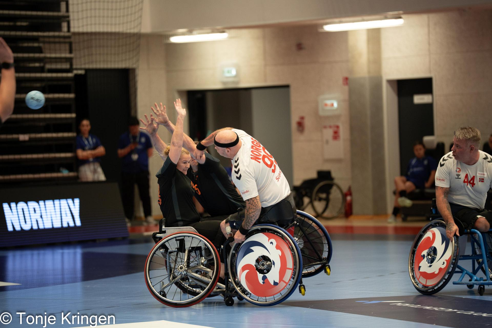 Se albumet fra kampen