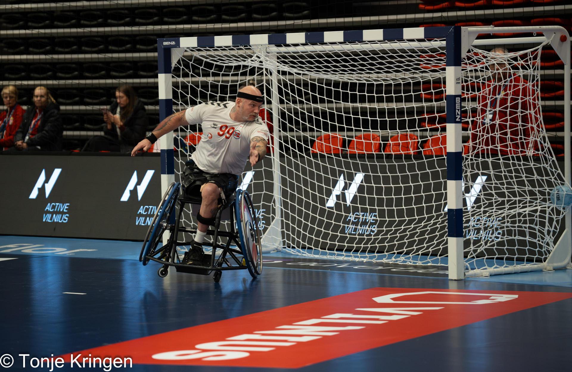 Se albumet fra kampen