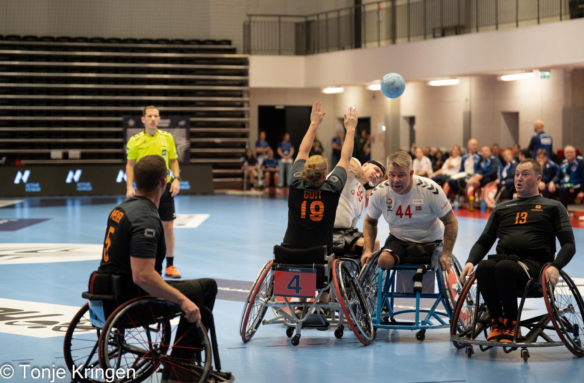 Se albumet fra kampen