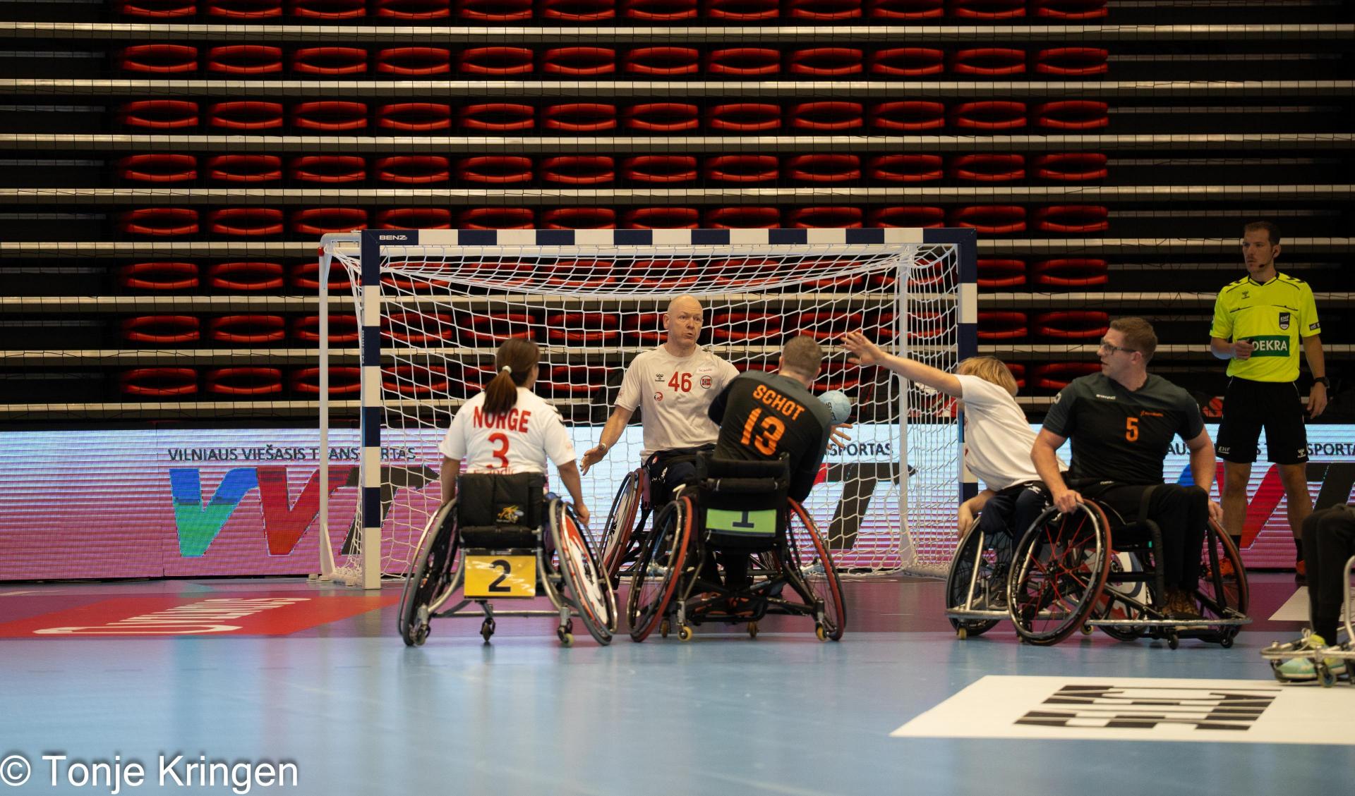 Se albumet fra kampen