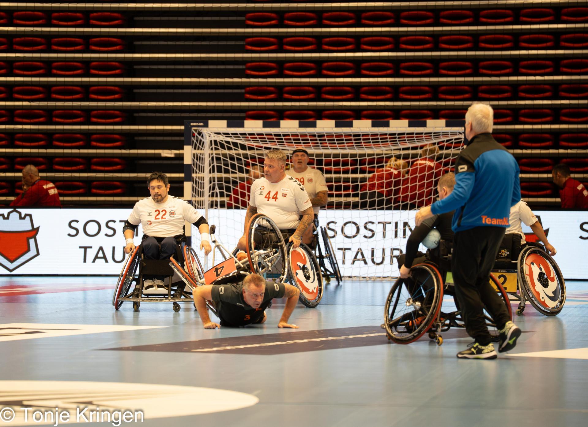 Se albumet fra kampen