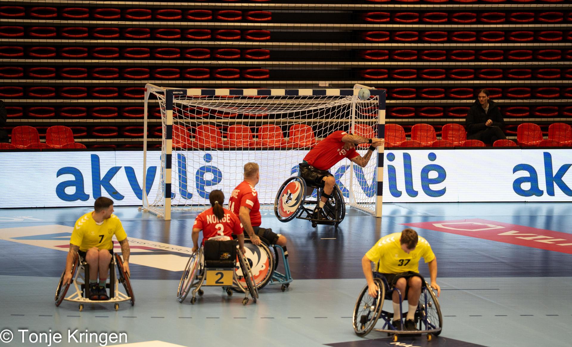 Se albumet fra kampen