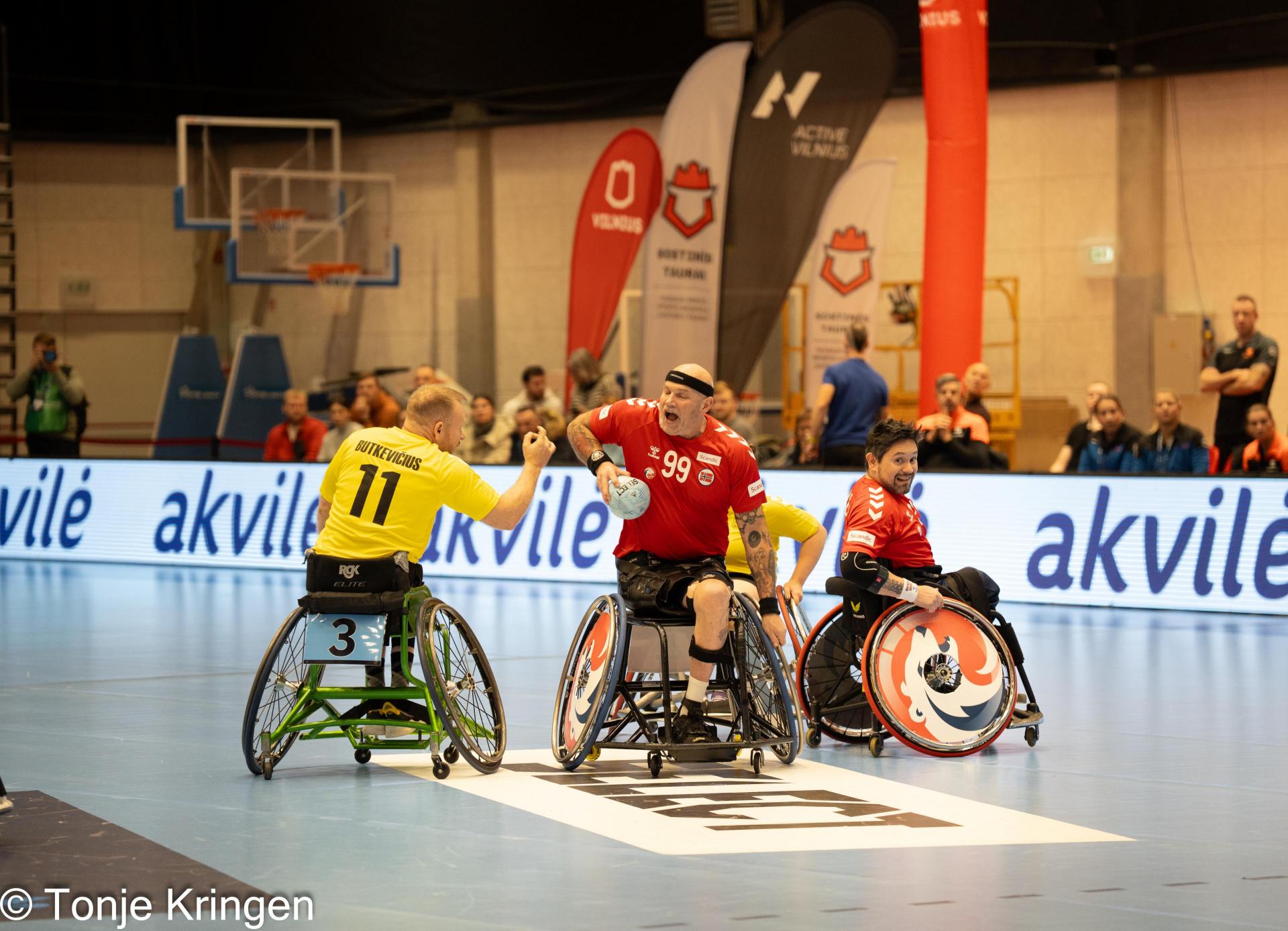 Se albumet fra kampen