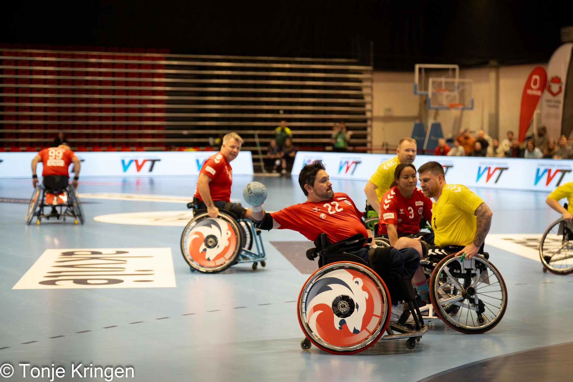 Se albumet fra kampen