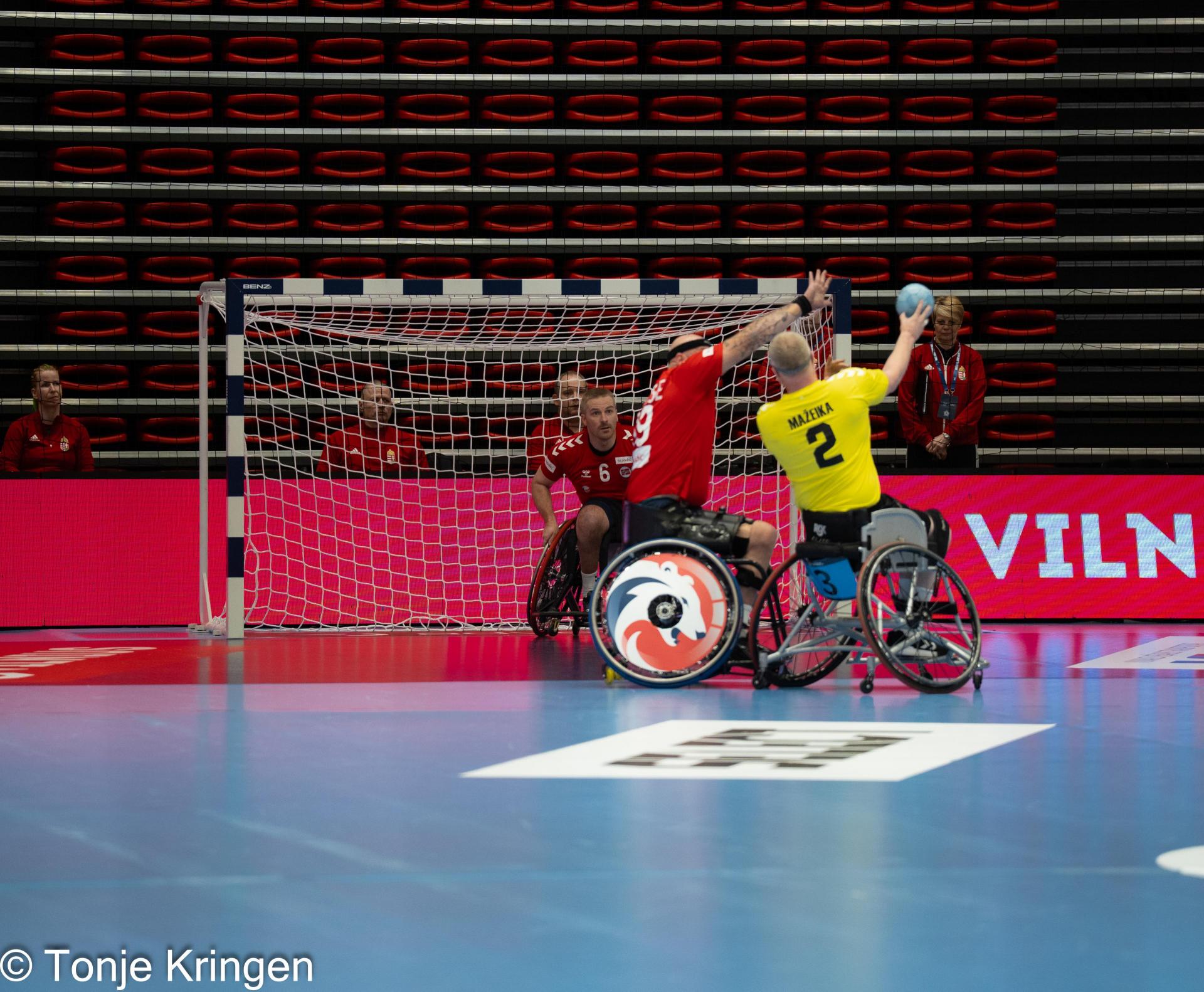 Se albumet fra kampen